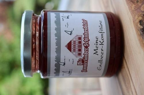 Erdbeer-Konfitüre im 250g Glas | Handgemachte Delikatesse mit sonnengereiften Erdbeeren Erdbeer-Konfitüre im 250g Glas | Handgemachte Delikatesse mit sonnengereiften Erdbeeren von Ammerländer Schinkendiele