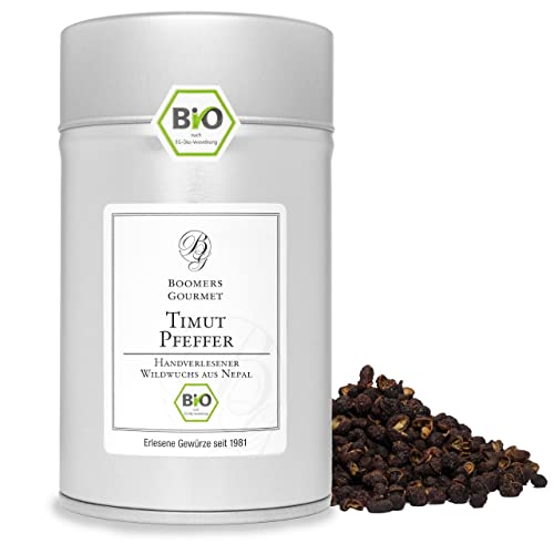 Boomers Gourmet - Timut Pfeffer Bio aus Nepal – Zitronenpfeffer mit Zitrusnote – Szechuan Pfeffer ganz – Gourmet Pfeffer aus Manufaktur – exotische Gewürze - Gewürzdose 11,5 cm - 50 g Boomers Gourmet - Timut Pfeffer Bio aus Nepal – Zitronenpfeffer mit Zitrusnote – Szechuan Pfeffer ganz – Gourmet Pfeffer aus Manufaktur – exotische Gewürze - Gewürzdose 11,5 cm - 50 g von BOOMERS GOURMET