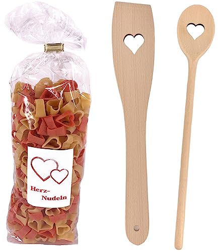 Balna Herznudeln Nudeln in Herzform 250g Geschenkset mit Kochlöffel Herz + Pfannenwender Holz Herzmotiv ideal für Hochzeit Weihnachten Geburtstag Balna Herznudeln Nudeln in Herzform 250g Geschenkset mit Kochlöffel Herz + Pfannenwender Holz Herzmotiv ideal für Hochzeit Weihnachten Geburtstag von Balna