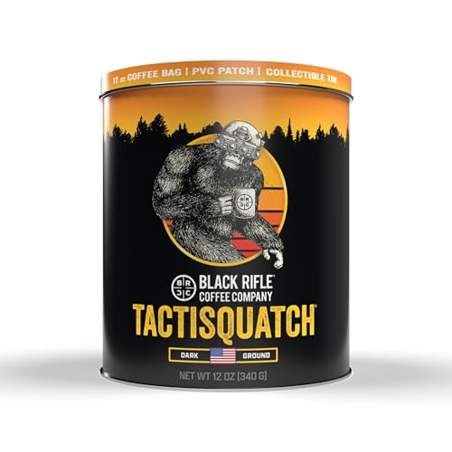 Black Rifle Coffee Company Tactisquatch Geschenkpaket, Dark Roast 340 ml Beutel gemahlener Kaffee, Sammeldose und PVC-Aufnäher von Black Rifle Coffee Company