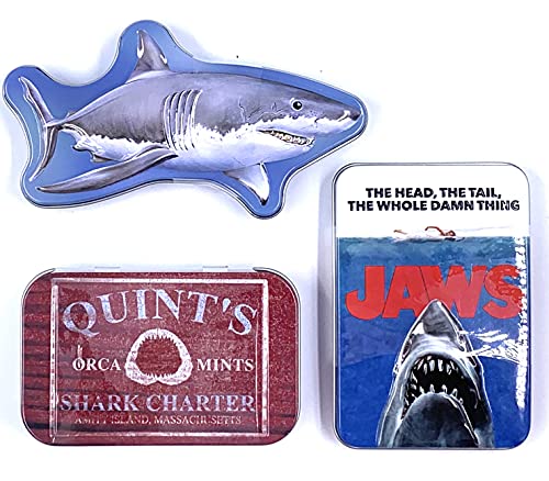 Jaws Bonbondosen-Set zum Sammeln – drei (3) Dosen gefüllt mit 3 verschiedenen Geschmacksrichtungen und Formen. Die Dosen umfassen: Jaws Movie Poster, Quint Orca Mints und Great White Shark Maneater von Boston America