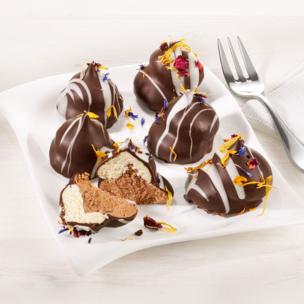 Pralinen Blütenhäubchen mit Sahne Nougat und Eierlikörtrüffelspitze Pralinen Blütenhäubchen mit Sahne Nougat und Eierlikörtrüffelspitze von Bückers