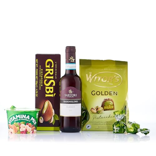 Caravella Fine Food – Feinkost Geschenk„Pistazie Nr. 1“ – Bardolino italienischer Rotwein 50 cl, Pistazienmilchschokolade, Schokoladenkekse mit Pistaziencreme, Vitamin Mix Snack Caravella Fine Food – Feinkost Geschenk„Pistazie Nr. 1“ – Bardolino italienischer Rotwein 50 cl, Pistazienmilchschokolade, Schokoladenkekse mit Pistaziencreme, Vitamin Mix Snack von CARAVELLA FINE FOOD
