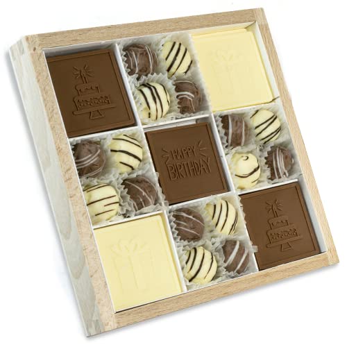 CHOCO SECRETS Pralinenbox „Happy Birthday" - 16 Vanille und Macadamia Pralinen und 15 geprägten Täfelchen - Geburtstagsgeschenk mit den Motiven "Happy Birthday" - Kuchen und Geschenk - in Holzbox von CHOCO SECRETS