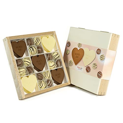 CHOCO SECRETS Pralinenbox „Ich Liebe Dich“, Geschenkbox mit 16 handgeschöpften Pralinen und 15 geprägten Schokoladentafeln, Liebesgeschenk - Valentinstag - Geschenk für Frauen - verpackt in Holzbox von CHOCO SECRETS