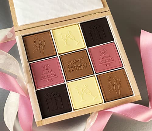 CHOCO SECRETS | Schokoladen-Geschenkbox Pink Party | 27 x feinste belgische Schokoladentafeln mit geprägten Geburtstagsmotiven von CHOCO SECRETS
