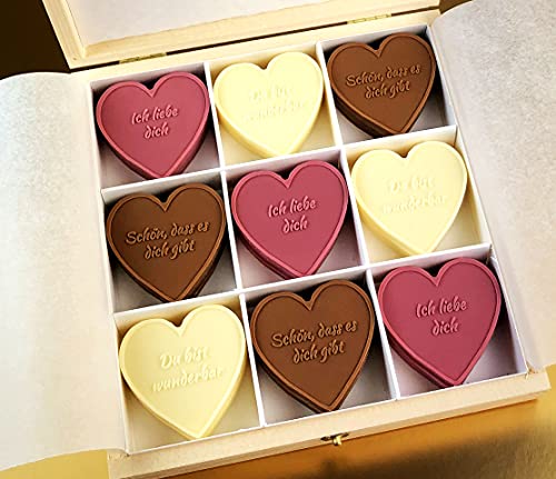CHOCO SECRETS - Schoko-Herzen-Box „Für dich“ | 3 x 9 = 27 Schokoladenherzen mit geprägten Liebessprüchen | Ruby- Vollmilch-, und Weiße Schokolade | in edler Holzbox von CHOCO SECRETS