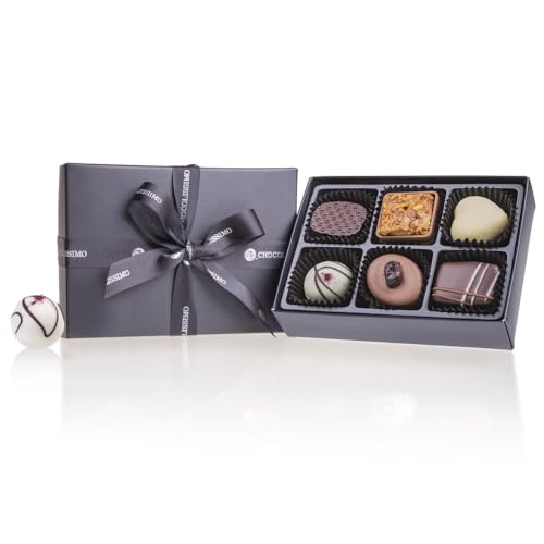 CHOCOLISSIMO - Schokolade Geschenk - Kleines Pralinen Geschenk - 6 edle Pralinen in schwarzer Schachtel - mit Alkohol - Geschenkidee Geburtstag, Jahrestag, Valentinstag für Frauen, Männer, Papa, Mama CHOCOLISSIMO - Schokolade Geschenk - Kleines Pralinen Geschenk - 6 edle Pralinen in schwarzer Schachtel - mit Alkohol - Geschenkidee Geburtstag, Jahrestag, Valentinstag für Frauen, Männer, Papa, Mama von CHOCOLISSIMO