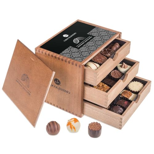 CHOCOLISSIMO - 30 edle Pralinen in einer Holzschachtel mit schwarzer Grafik und eigener Gravierung | individuelle Geschenkidee | Schokolade | Geschenk | Personalisierung | Mann | Frau | Weihnachten von CHOCOLISSIMO