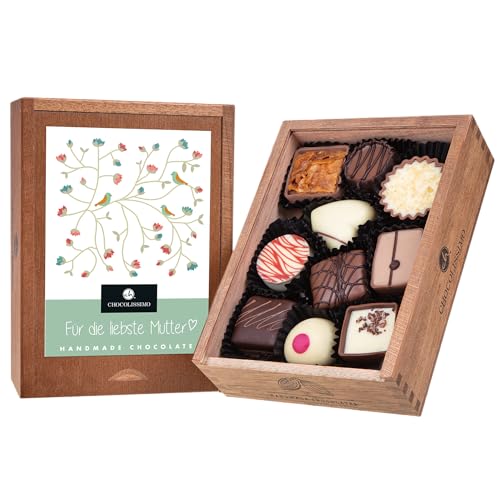 CHOCOLISSIMO - Geschenk Mama - Muttertag Süßigkeiten - Schokolade Geschenk für Mutter - 10 edle Pralinen in Holzbox - Geschenkidee Geburtstag, Jahrestag, Weihnachten für Mutti, Schwiegermutter CHOCOLISSIMO - Geschenk Mama - Muttertag Süßigkeiten - Schokolade Geschenk für Mutter - 10 edle Pralinen in Holzbox - Geschenkidee Geburtstag, Jahrestag, Weihnachten für Mutti, Schwiegermutter von CHOCOLISSIMO