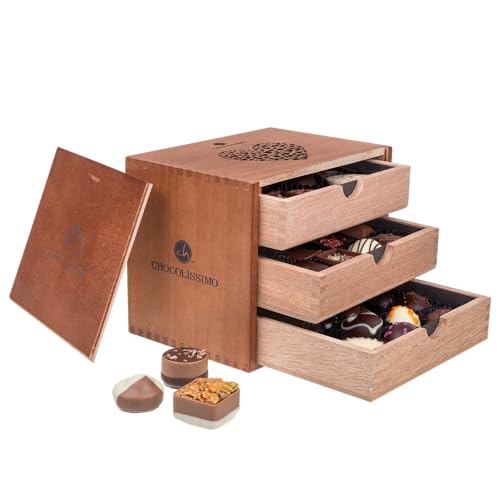 CHOCOLISSIMO - Liebes Geschenk - 30 edle Pralinen in Holzbox - Kleines Schokolade Geschenk mit Herzmotiv - mit Alkohol - für Frauen, Männer, Mama, Freundin, Partner - zum Geburtstag, Valentinstag von CHOCOLISSIMO