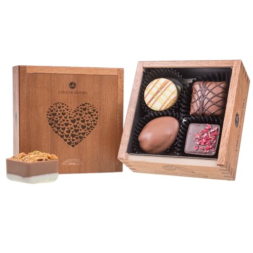 CHOCOLISSIMO - Liebes Geschenk - 4 edle Pralinen in Holzbox - Kleines Schokolade Geschenk mit Herzmotiv - mit Alkohol - für Frauen, Männer, Mama, Freundin, Partner - zum Geburtstag, Valentinstag von CHOCOLISSIMO