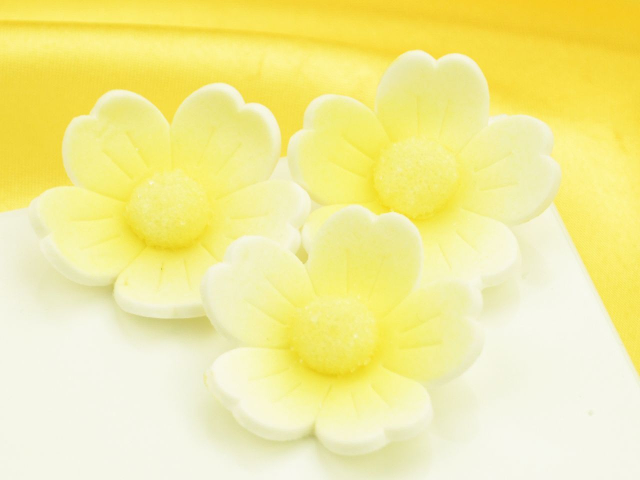 Blumen 40mm weiß-gelb Zucker 6 Stück Blumen 40mm weiß-gelb Zucker 6 Stück von Cake-Masters