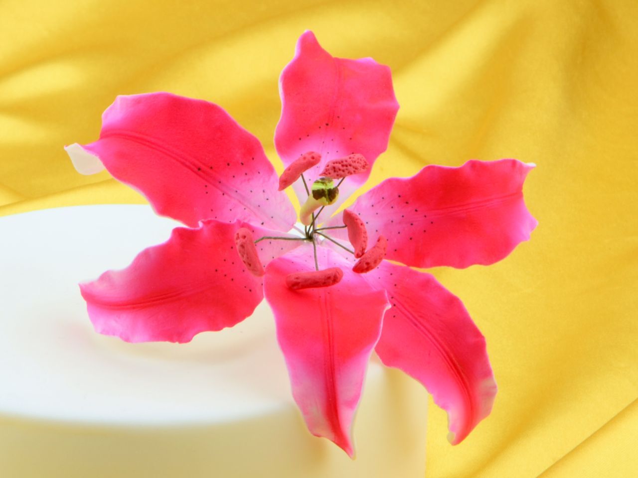 Feinzucker Blüte Lily dark pink spray von Cake-Masters