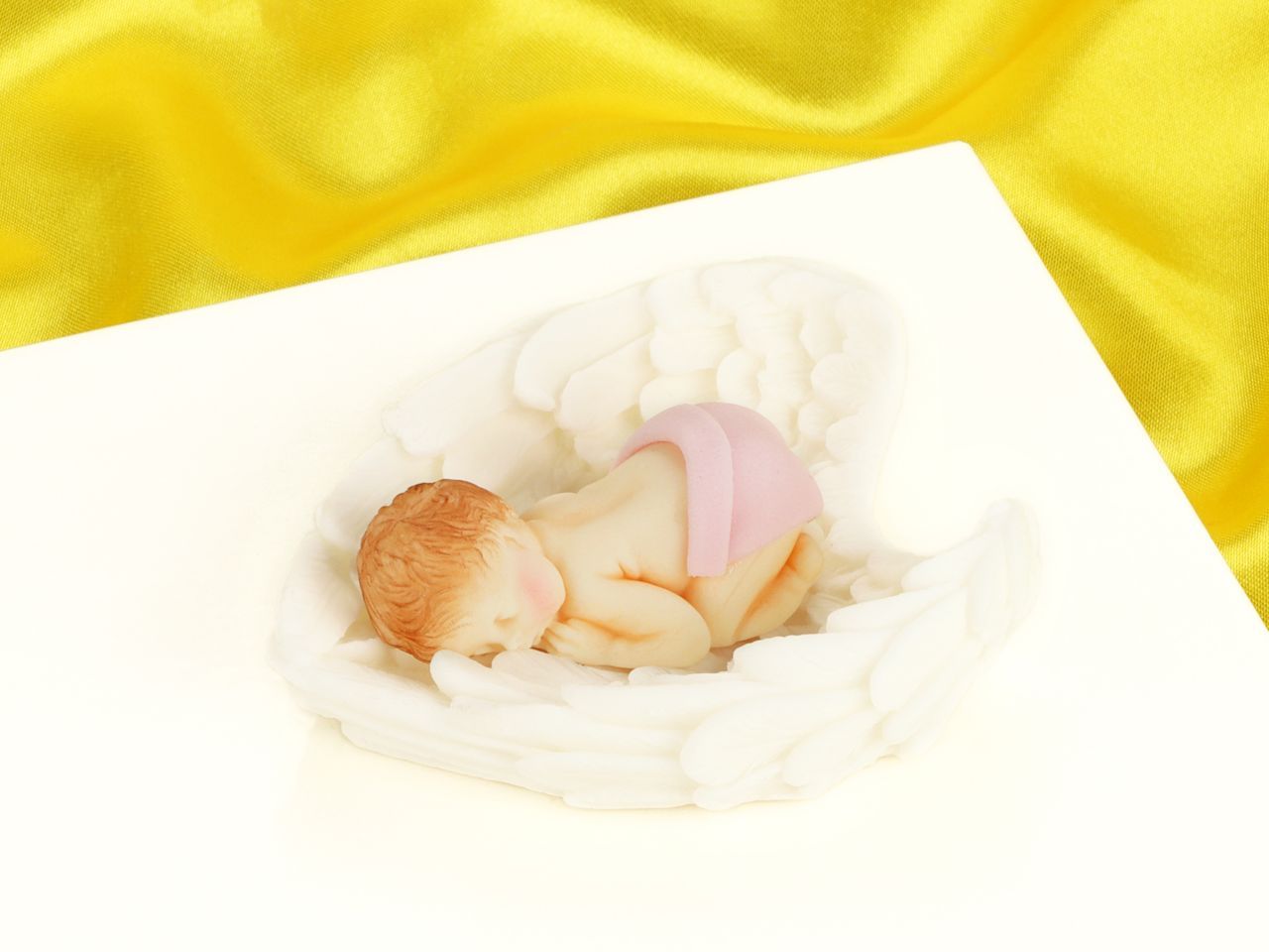 Fondant Baby Girl auf Flügeln von Cake-Masters