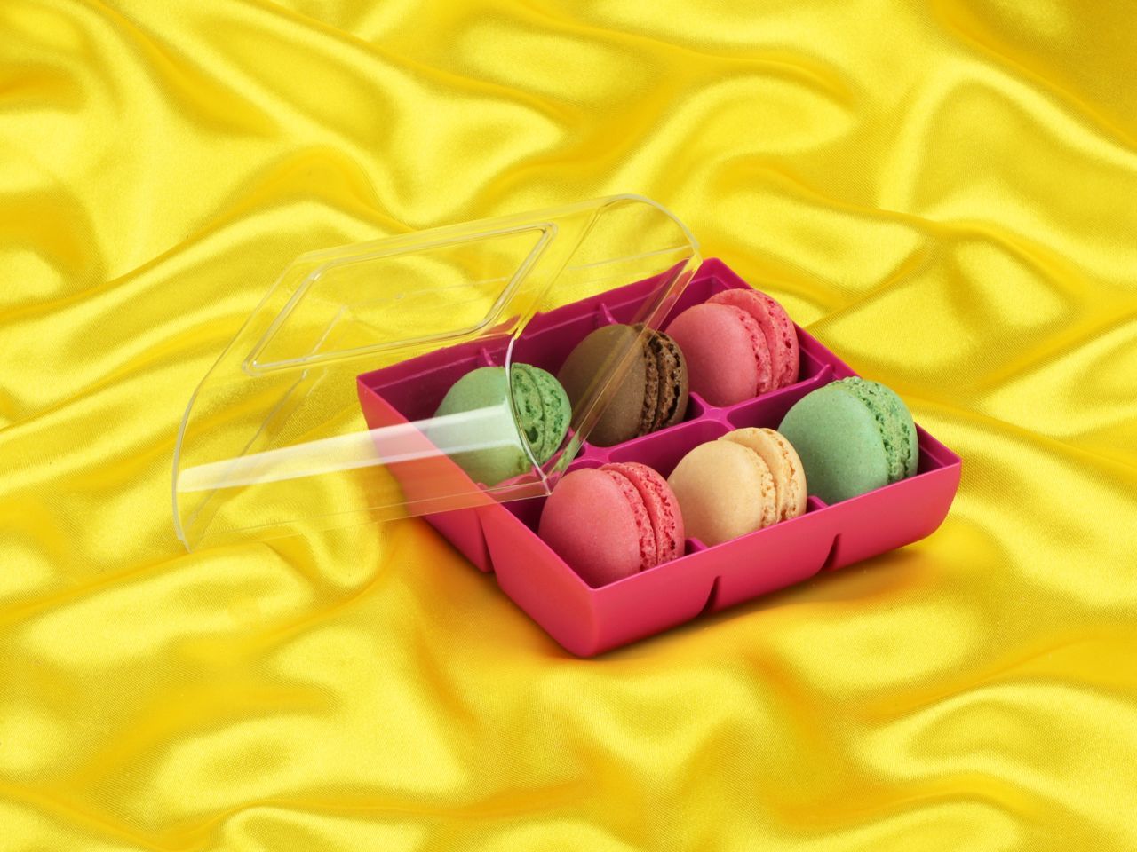 Macaron-Halbschalen 12 Stück bunt in 6er Box fuchsia von Cake-Masters
