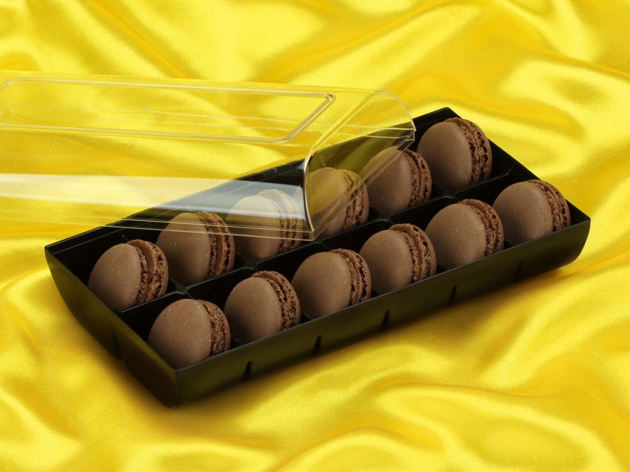 Macaron-Halbschalen 24 Stück braun in 12er Box schwarz Macaron-Halbschalen 24 Stück braun in 12er Box schwarz von Cake-Masters