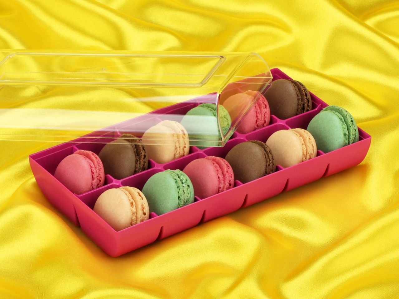 Macaron-Halbschalen 24 Stück bunt in 12er Box fuchsia von Cake-Masters