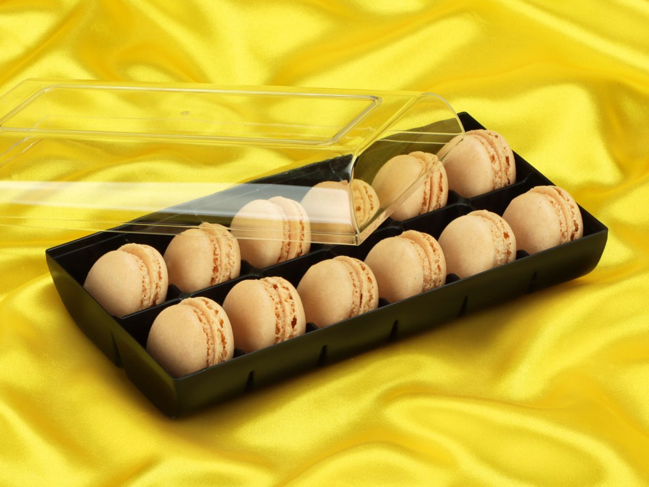 Macaron-Halbschalen 24 Stück champagner in 12er Box schwarz Macaron-Halbschalen 24 Stück champagner in 12er Box schwarz von Cake-Masters