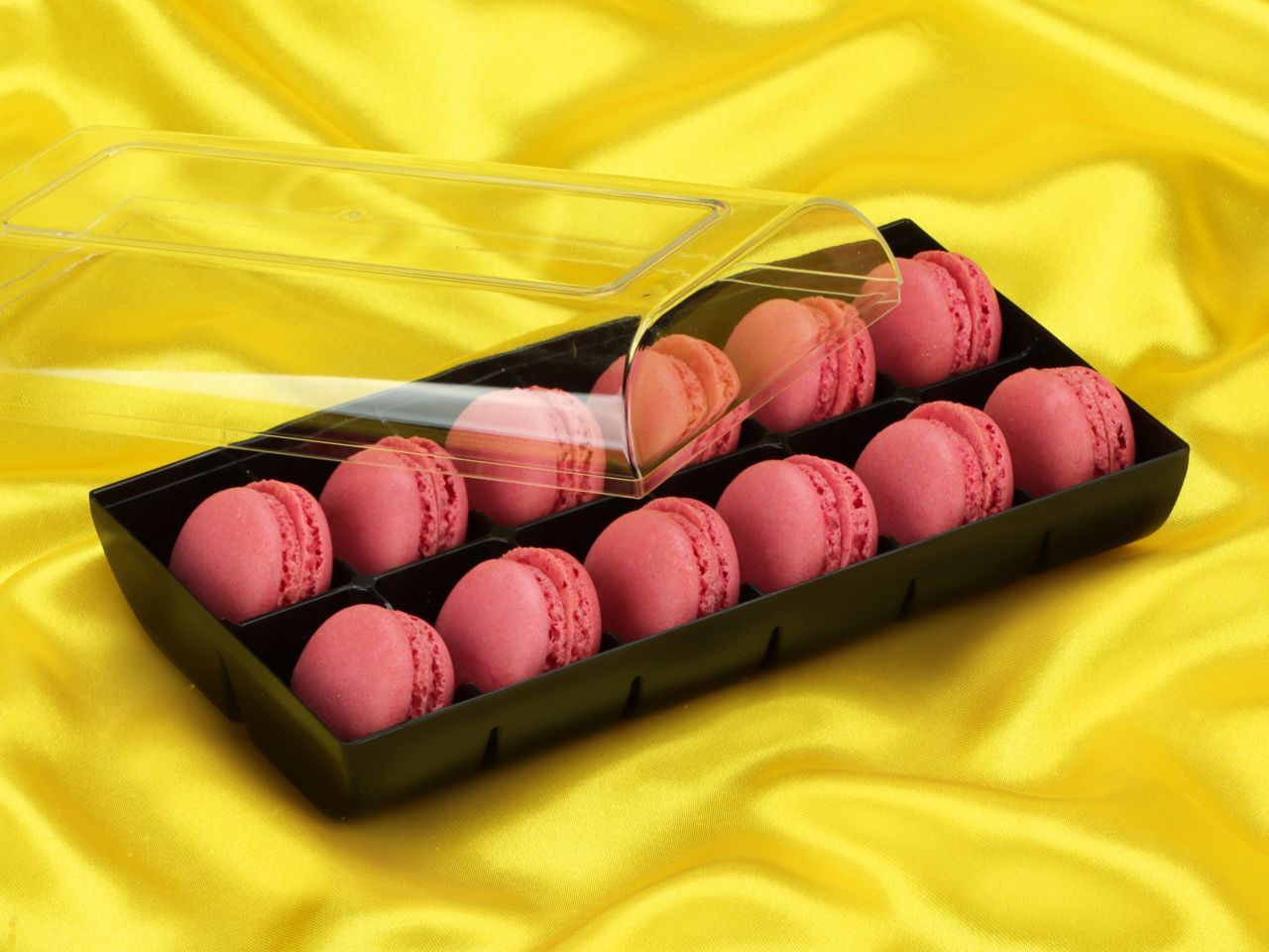 Macaron-Halbschalen 24 Stück rot in 12er Box schwarz von Cake-Masters