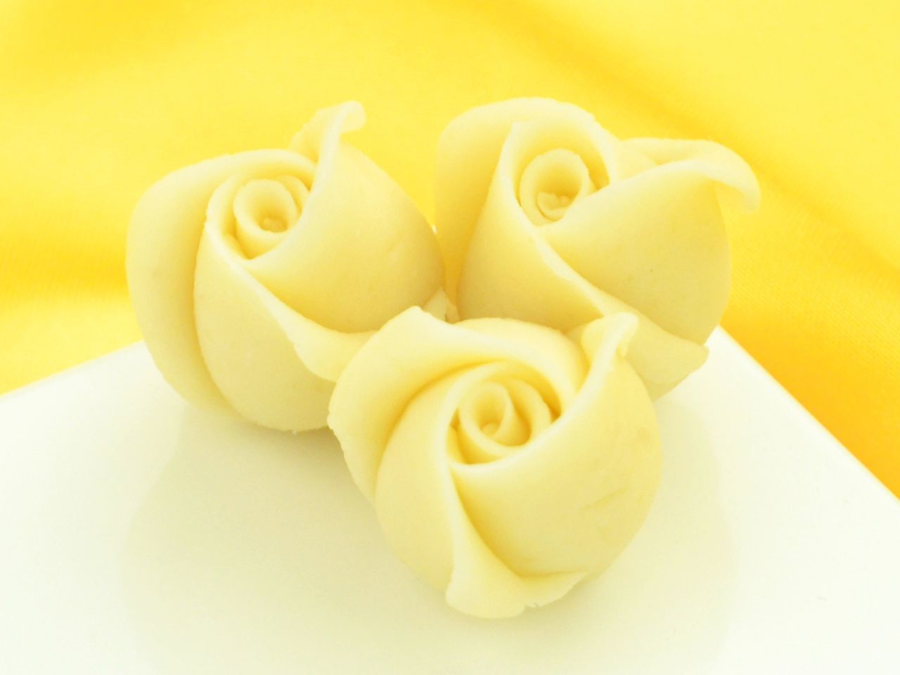 Marzipan-Rosen klein weiß 4 Stück von Cake-Masters