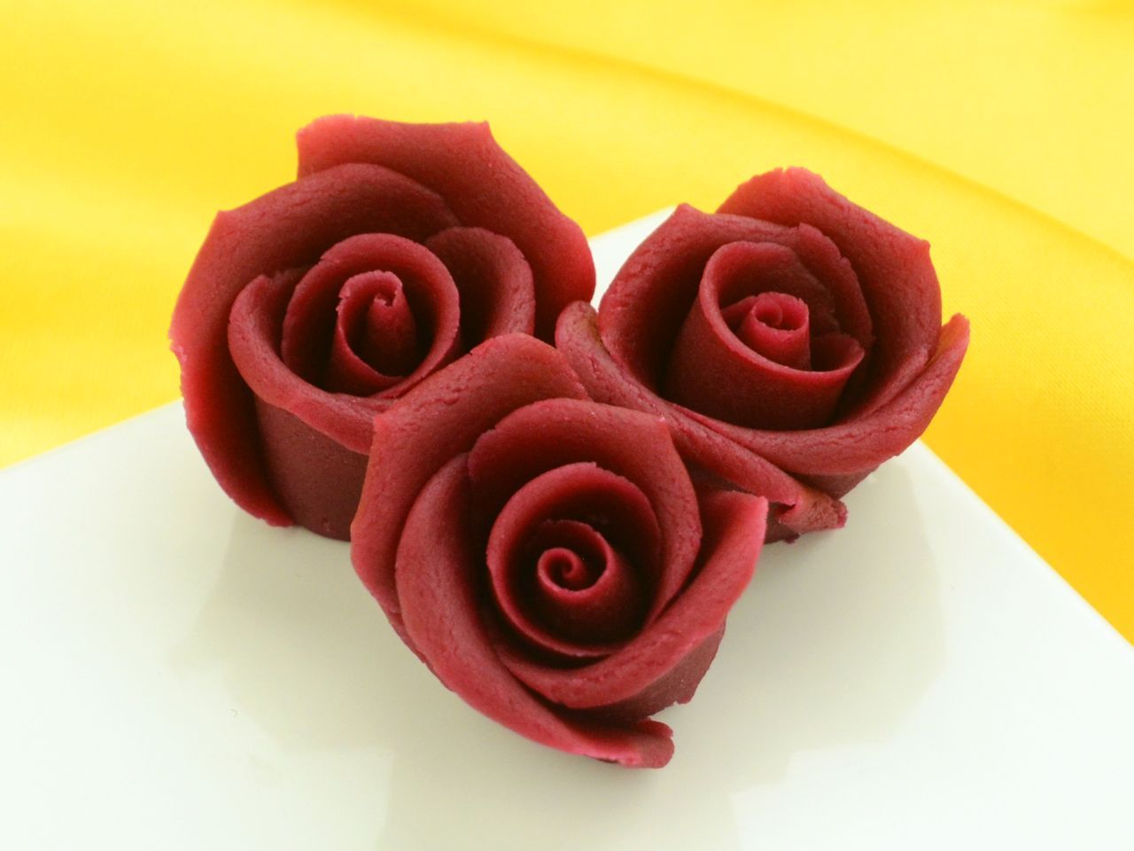 Marzipan-Rosen mittel bordeaux 4 Stück Marzipan-Rosen mittel bordeaux 4 Stück von Cake-Masters
