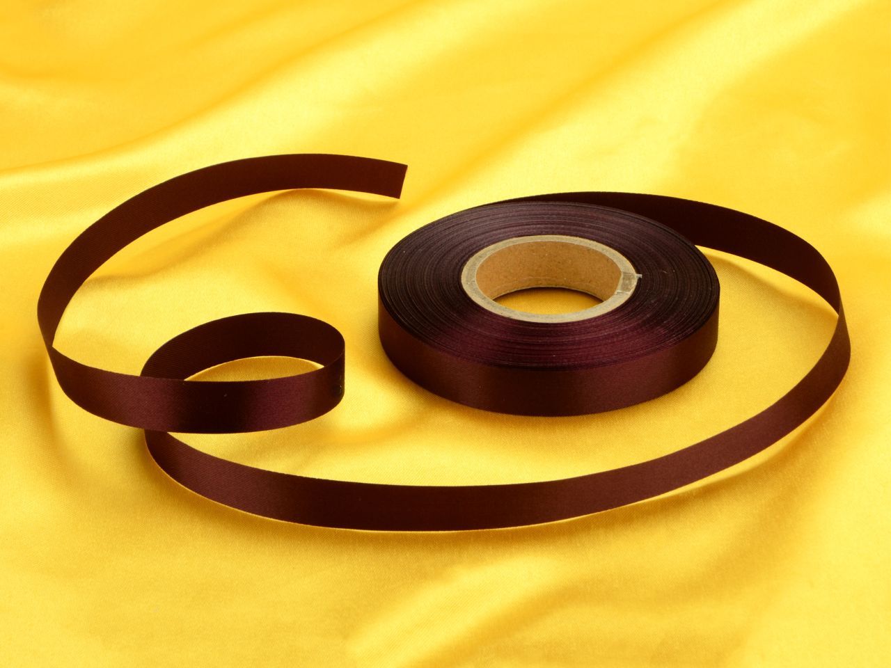 Satinband rubinrot 14mm, 30 Meter Satinband rubinrot 14mm, 30 Meter von Cake-Masters