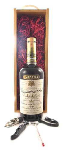 Canadian Club Whisky 1975 (One Litre) in einer mit Seide ausgestatetten Geschenkbox, da zu 4 Weinaccessoires, 1 x 1000ml von Canadian Club Whisky