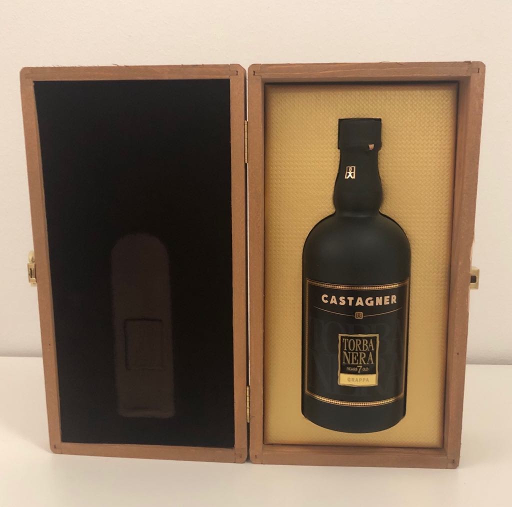 Castagner Grappa Torba Nera 7 anni in Holzkiste von Castagner Grappa