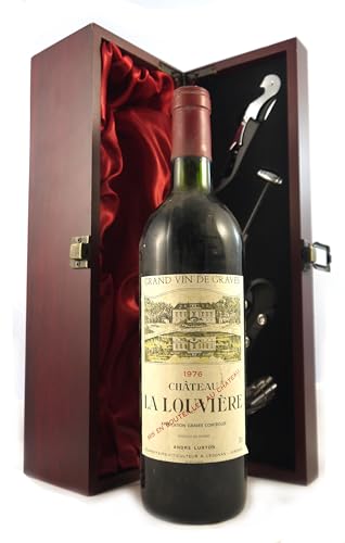 Chateau La Louviere 1976 Graves (Red wine) in einer mit Seide ausgestatetten Geschenkbox, da zu 4 Weinaccessoires, 1 x 750ml von Chateau La Louviere