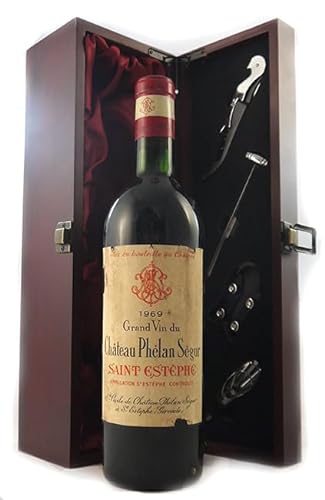 Chateau Phelan Segur 1969 Saint Estephe Cru Bourgeois Superieur (Red wine) in einer mit Seide ausgestatetten Geschenkbox, da zu 4 Weinaccessoires, 1 x 750ml von Chateau Phelan Segur