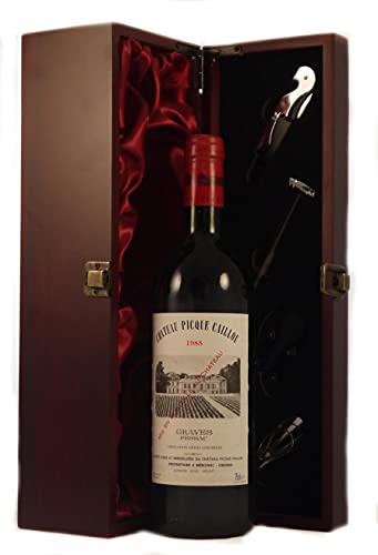 Chateau Picque Caillou 1985 Graves in einer mit Seide ausgestatetten Geschenkbox, da zu 4 Weinaccessoires, 1 x 700ml von Chateau Picque Caillou