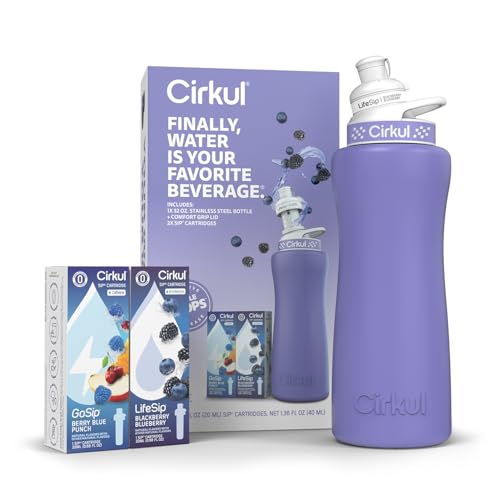 Cirkul Edelstahl-Wasserflasche, Starter-Set mit Immergrün-Deckel, 2 Geschmackskartuschen (1 LifeSip Blackberry Blueberry, 1 GoSip Berry Blue Punch), keine Kalorien und kein Zucker von Cirkul