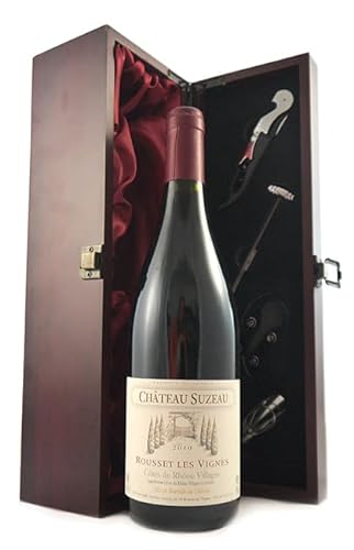 Cotes Du Rhone Villages 'Rousset Les Vignes' 2010 Chateau Suzeau (Red wine) in einer Geschenkbox, da zu 4 Weinaccessoires, 1 x 750ml von Cotes Du Rhone