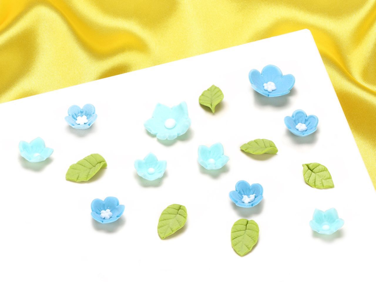 Zuckerdekor Blumen und Blätter Blau 16 Stück Zuckerdekor Blumen und Blätter Blau 16 Stück von Culpitt