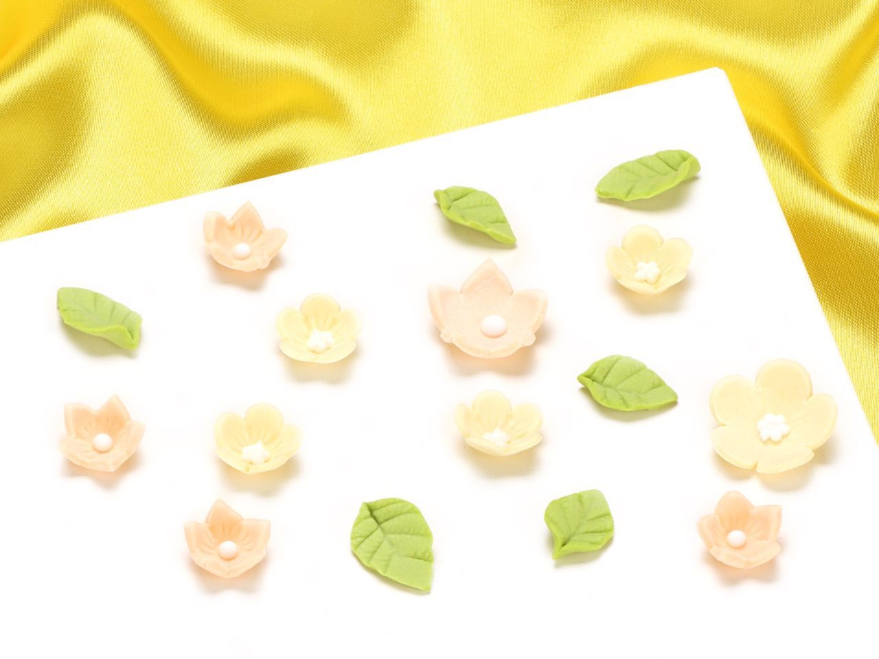 Zuckerdekor Blumen und Blätter Limettengrün 16 Stück Zuckerdekor Blumen und Blätter Limettengrün 16 Stück von Culpitt