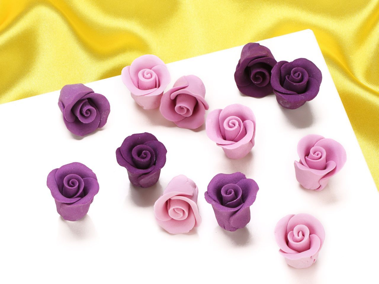 Zuckerdekor Rosenknospen Lila Ombre 12 Stück 2cm Zuckerdekor Rosenknospen Lila Ombre 12 Stück 2cm von Culpitt