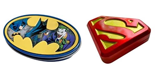 DC Comic Süßigkeitendosen – zwei (2) Sammeldosen Batman Nemesis und Superman S-Shield gefüllt mit blauen Himbeere & Sauerkirschgeschmack-Süßigkeiten – Batman & Superman-Logo von DC Comics