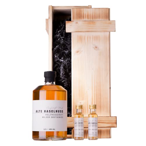 Grafschaft Mark Alte Haselnuss Schnaps Geschenkset | 1x 0,7 L & 2x 0,02 L | 40% Alkohol | edle Holzbox mit Haselnussbrand, Birnenbrand, Marillenbrand | Obstler im Holzfass gelagert | Schnaps Geschenk von DeCavo