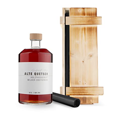 Grafschaft Mark Alte Quetsch Schnaps Geschenk Grillen | 1x 0,7 L & Grillmatte für alle Grills | edle Holzkiste mit Quetschenbrand und Silikon Grillmatte 40x33cm | 40% Alkohol | Schnaps Geschenk von DeCavo