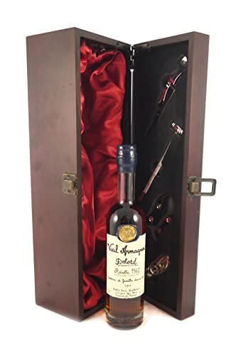 Delord Freres Armagnac (20cl) 1962 in einer mit Seide ausgestatetten Geschenkbox, da zu 4 Weinaccessoires, 1 x 200ml von Delord Freres Armagnac