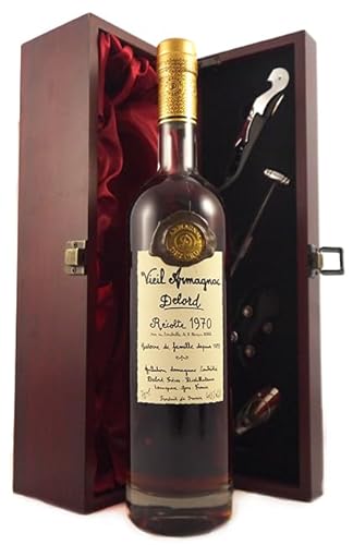 1970 Delord Freres Armagnac in einer mit Seide ausgestatetten Geschenkbox. Da zu vier Wein Zubehör, Korkenzieher,Giesser,Kapselabschneider,Weinthermometer, 1 x 700ml 1970 Delord Freres Armagnac in einer mit Seide ausgestatetten Geschenkbox. Da zu vier Wein Zubehör, Korkenzieher,Giesser,Kapselabschneider,Weinthermometer, 1 x 700ml von Delord