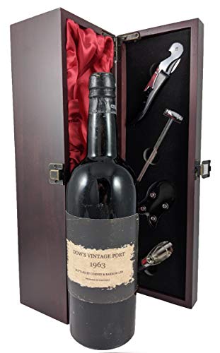 Dow Vintage Port 1963 in einer mit Seide ausgestatetten Geschenkbox, da zu 4 Weinaccessoires, 1 x 750ml Dow Vintage Port 1963 in einer mit Seide ausgestatetten Geschenkbox, da zu 4 Weinaccessoires, 1 x 750ml von Dow's