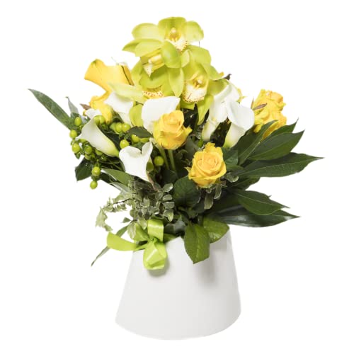 Faxiflora Komposition im Topf mit grünen Orchideenzweigen, gelben Rosen, weißen Calla und grünem Deko von FAXIFLORA