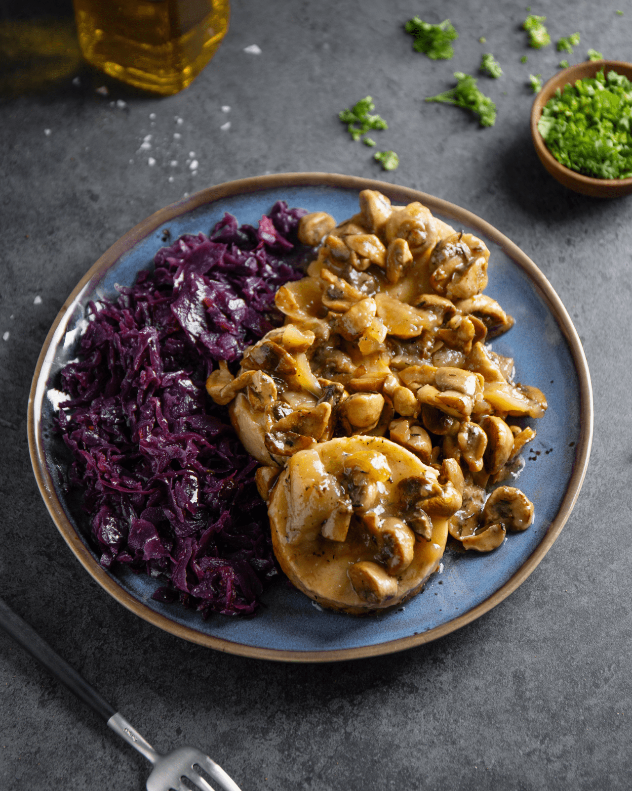 pilzpfanne mit rotkraut und knödeln pilzpfanne mit rotkraut und knödeln von FITTASTE GmbH