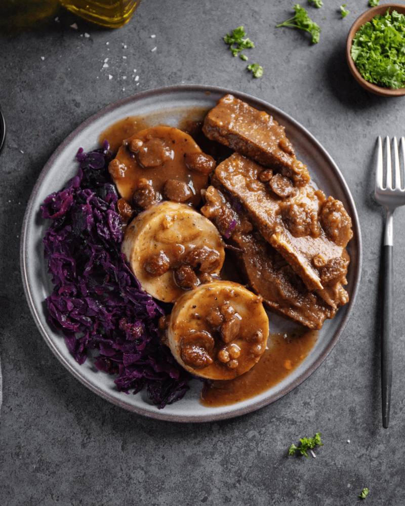 rinderbraten mit rotkraut und knödeln von FITTASTE GmbH