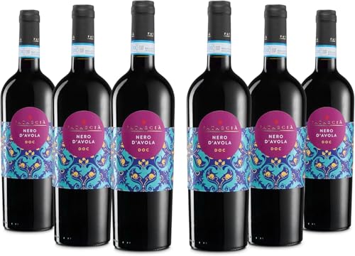 Fatascià Nero d'Avola Sicilia DOC, Rotwein mit dem Duft Roter Früchte und einem Weichen und Umhüllenden Geschmack, 14 % Vol., Karton mit 6 Flaschen mit jeweils 750 ml Fatascià Nero d'Avola Sicilia DOC, Rotwein mit dem Duft Roter Früchte und einem Weichen und Umhüllenden Geschmack, 14 % Vol., Karton mit 6 Flaschen mit jeweils 750 ml von Fatascia'