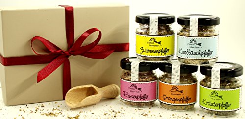 Pfefferkiste mit 5 köstlichen Gewürzpfeffern und Gewürzschaufel in der Geschenkbox aus der Finca Marina Gewürzmanufaktur Pfefferkiste mit 5 köstlichen Gewürzpfeffern und Gewürzschaufel in der Geschenkbox aus der Finca Marina Gewürzmanufaktur von Finca Marina