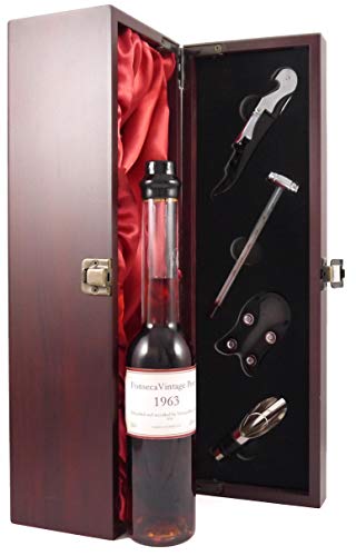 Fonseca Vintage Port 1963 (Decanted Selection) 20cls in einer mit Seide ausgestatetten Geschenkbox. Da zu vier Wein Zubehör, Korkenzieher, Giesser, Kapselabschneider,Weinthermometer, 1 x 200ml von Fonseca