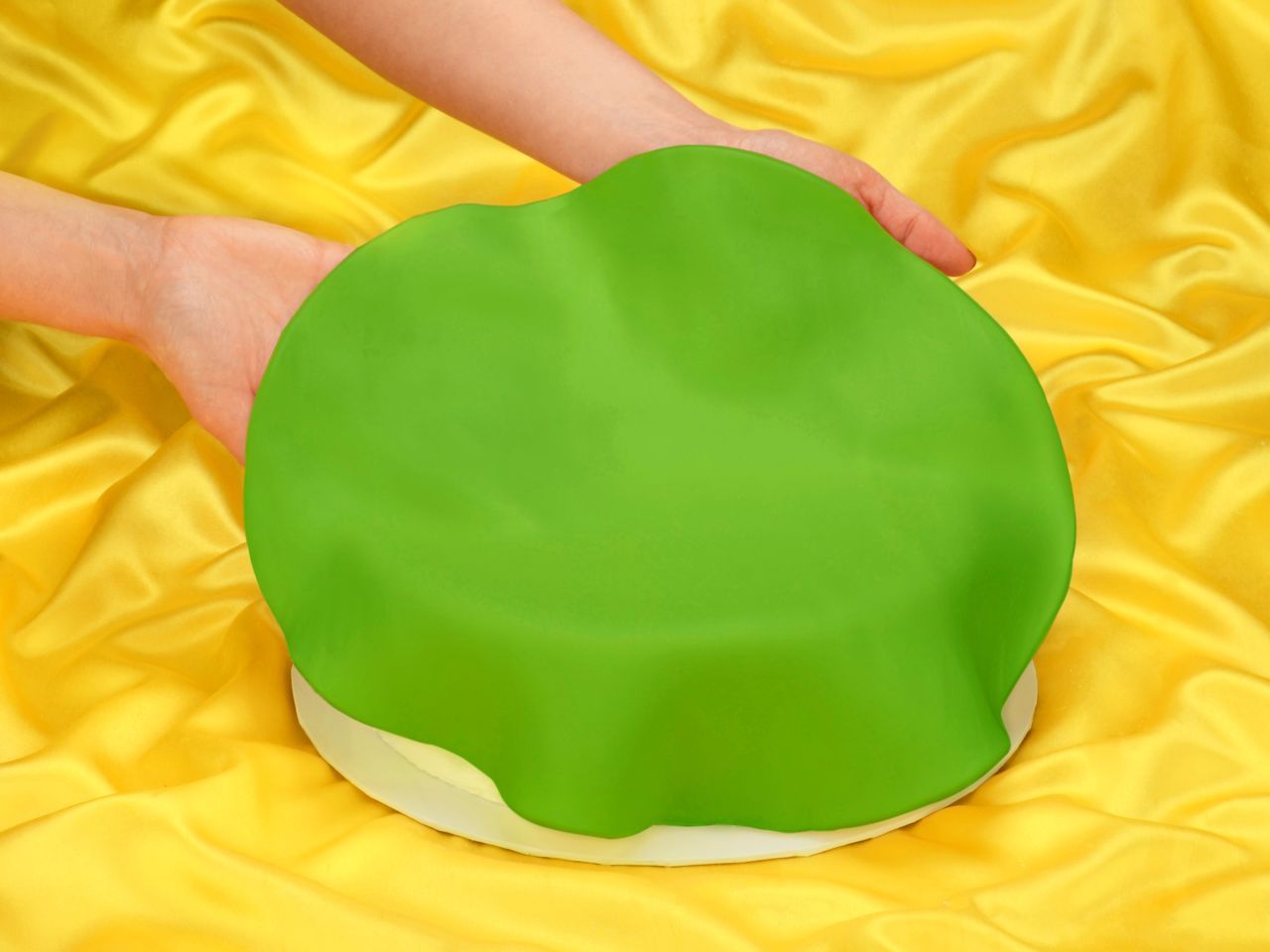 Ausgerollte Rollfondant-Decke Frühlingsgrün Durchmesser 36cm 430g Ausgerollte Rollfondant-Decke Frühlingsgrün Durchmesser 36cm 430g von FunCakes